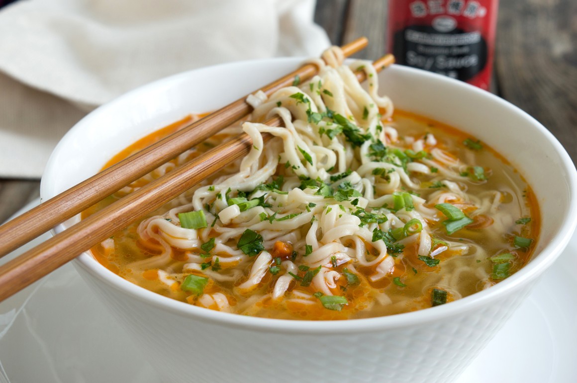 Vietnamesische Reisnudelsuppe mit Hähnchen