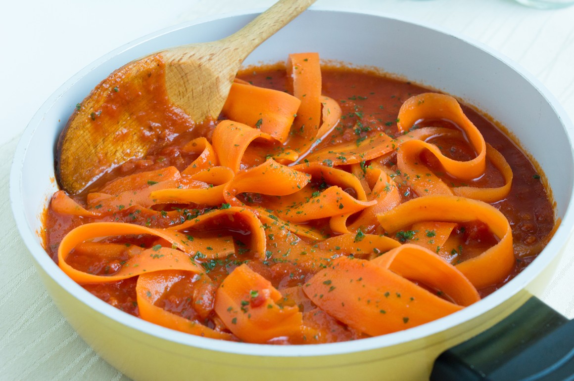 Tomatensauce mit Karottenschlangen