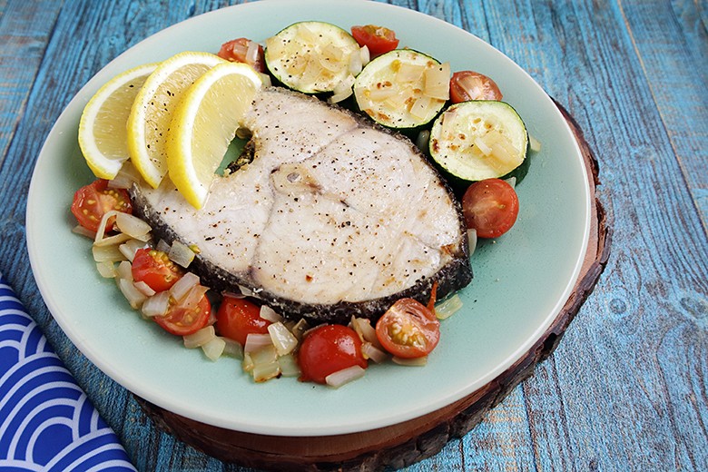 Kräuterfisch auf Tomaten-Gemüse