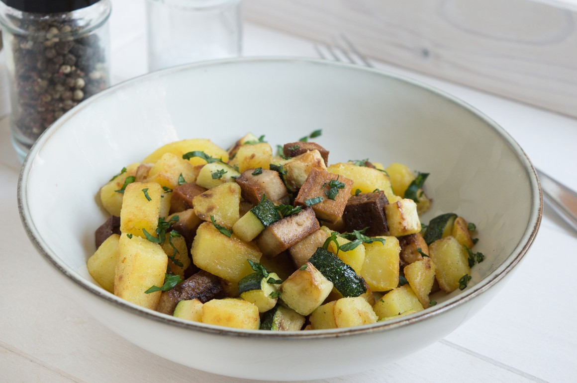 Zucchinipfanne mit Tofu und Kartoffeln