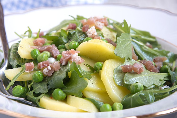 Rucola-Kartoffelsalat mit Erbsen und Speck