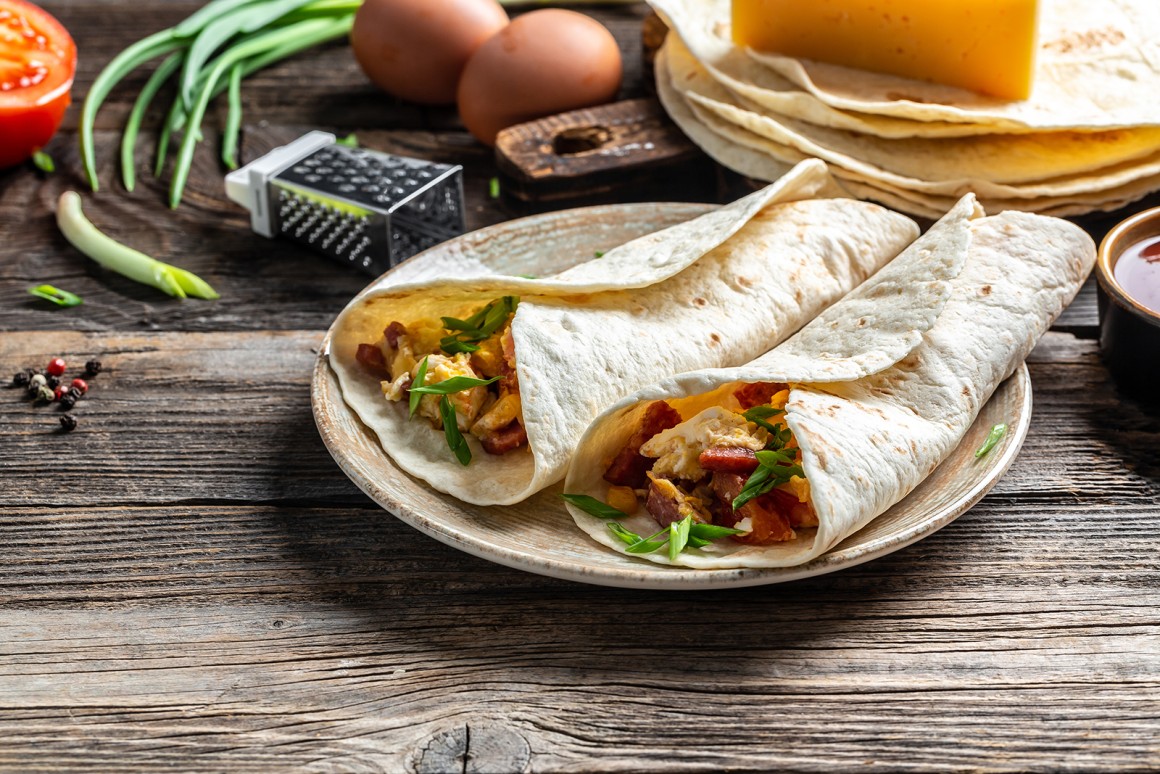 Frühstücks-Wraps mit Rührei und Speck