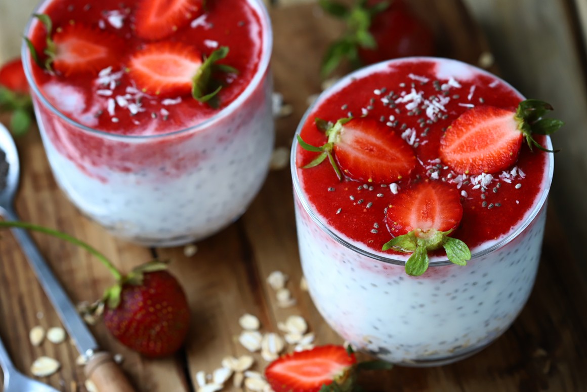 Veganer und zuckerfreier Erdbeerjoghurt