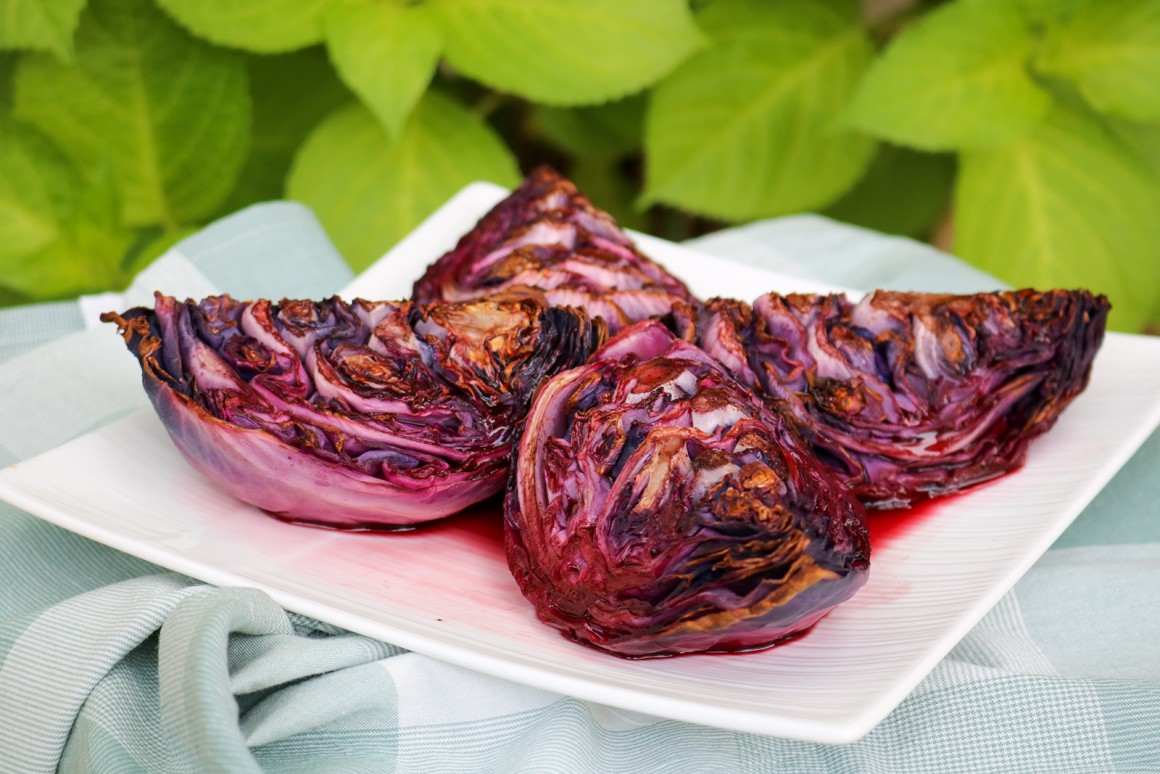 Rotkohlviertel mit Rotwein und Walnüssen