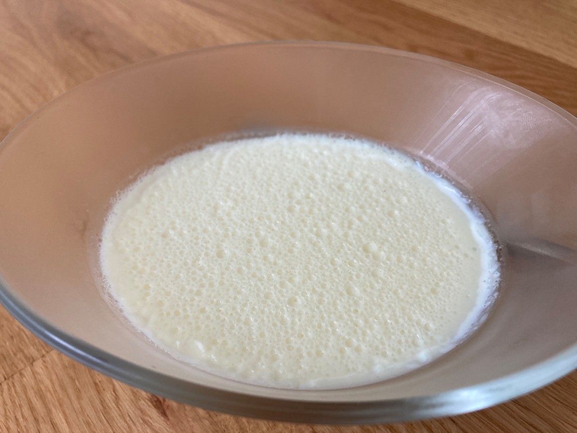 Pudding mit Holunderblüten