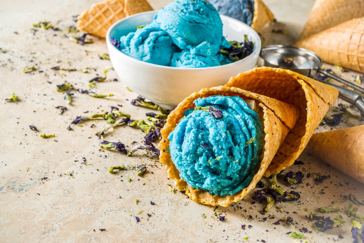 Eiscreme mit Schmetterlingserbse-Blüten