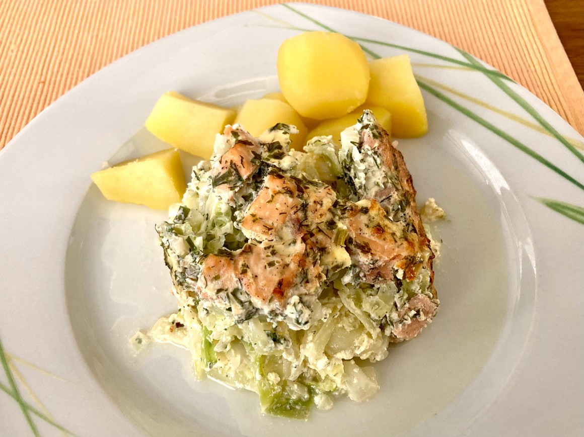 Auflauf mit Spitzkohl und Lachs
