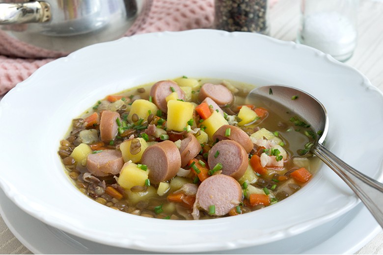 Linsensuppe mit Würstchen