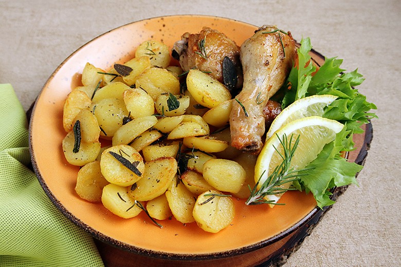 Hähnchenkeulen mit Honig und Kräuterkartoffeln