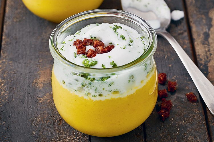Gelbe Bete-Süppchen mit Petersilien-Milchschaum