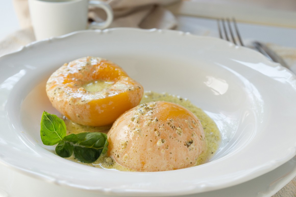 Karamellisierte Pfirsiche mit Joghurtpesto