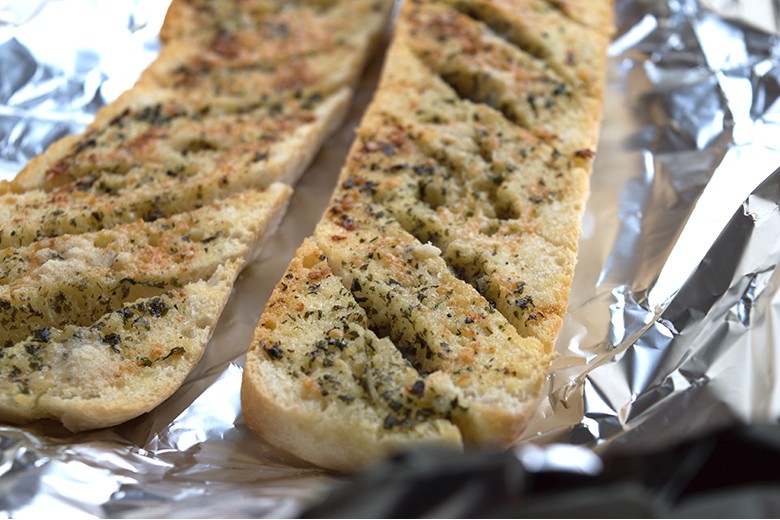 Kräuterbaguette mit Parmesan