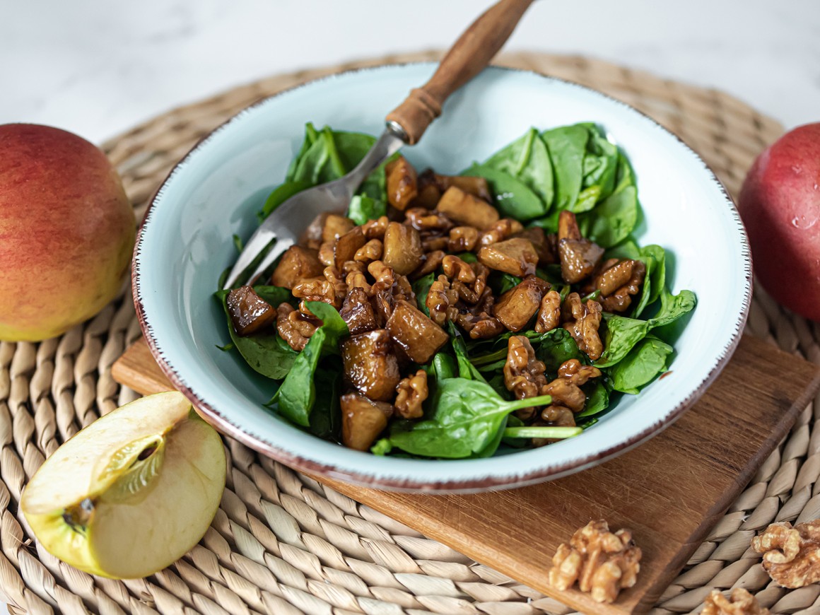 Salat mit Apfel und Walnüssen