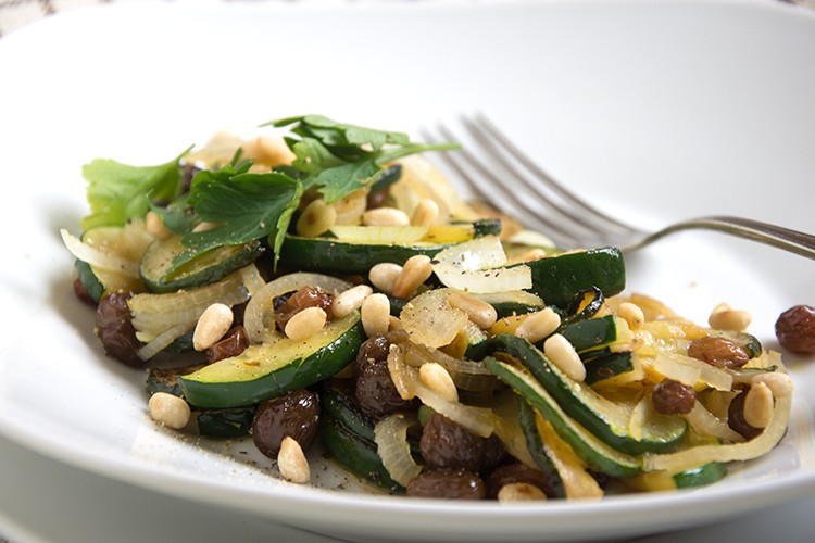 Gebratene Zucchini mit Rosinen