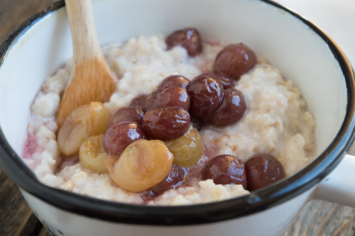Milchreis mit Sauerkirschen und Stachelbeeren