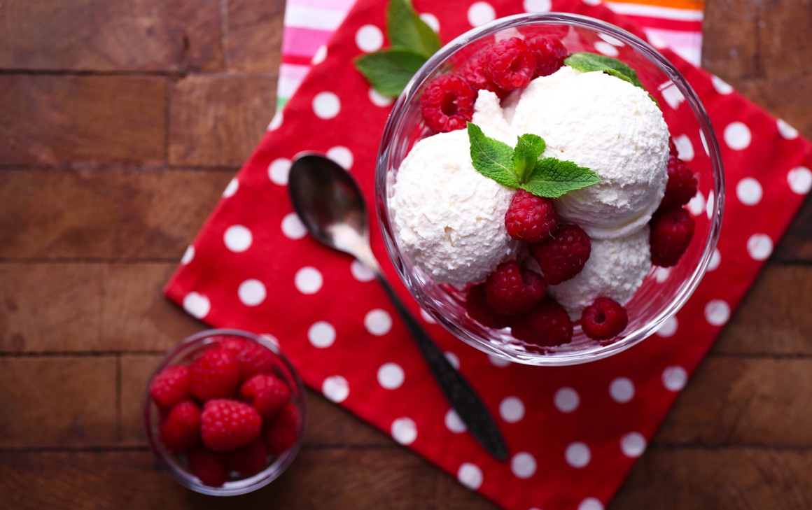 Kokos-Joghurt-Eis mit Himbeeren