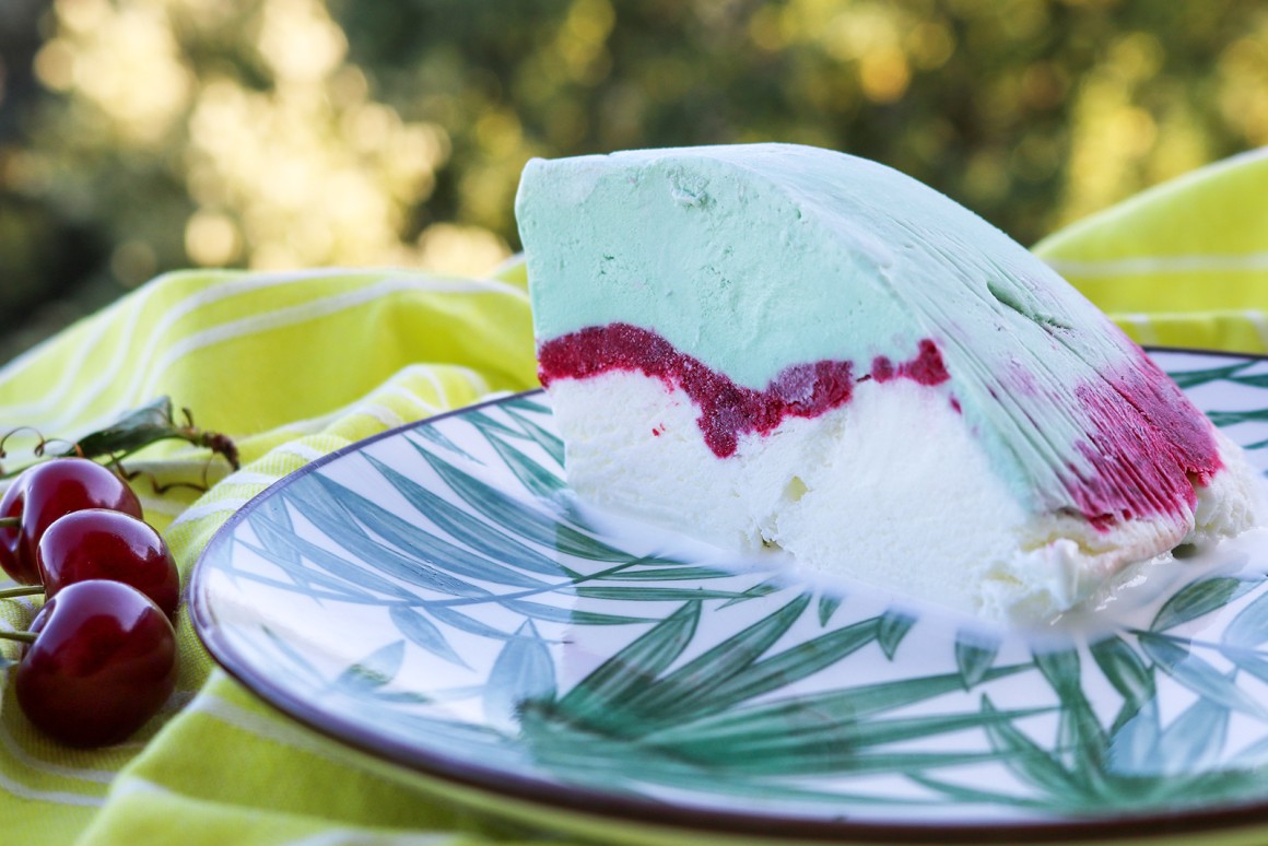 Eisbombe mit Kirschen