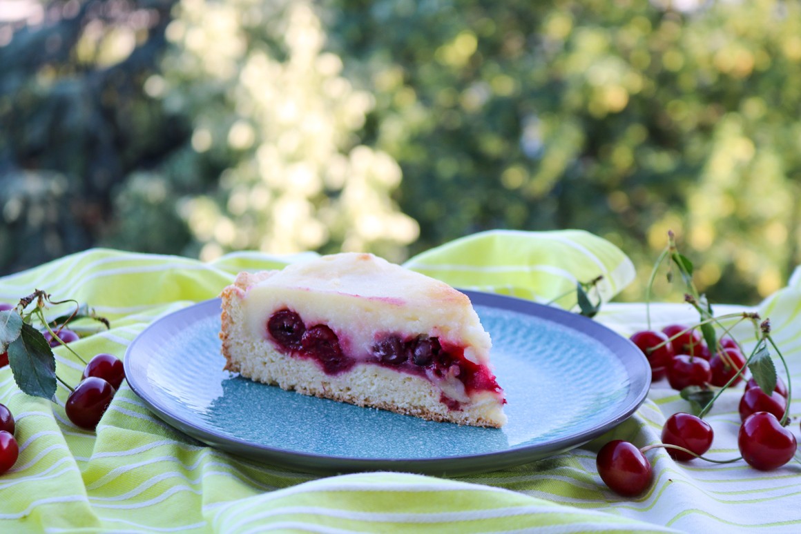 Milchreiskuchen mit Kirschen