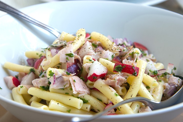 Wurst-Nudelsalat mit pikantem Dressing