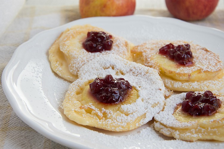 Kleine Apfel-Pfannkuchen mit Preiselbeeren