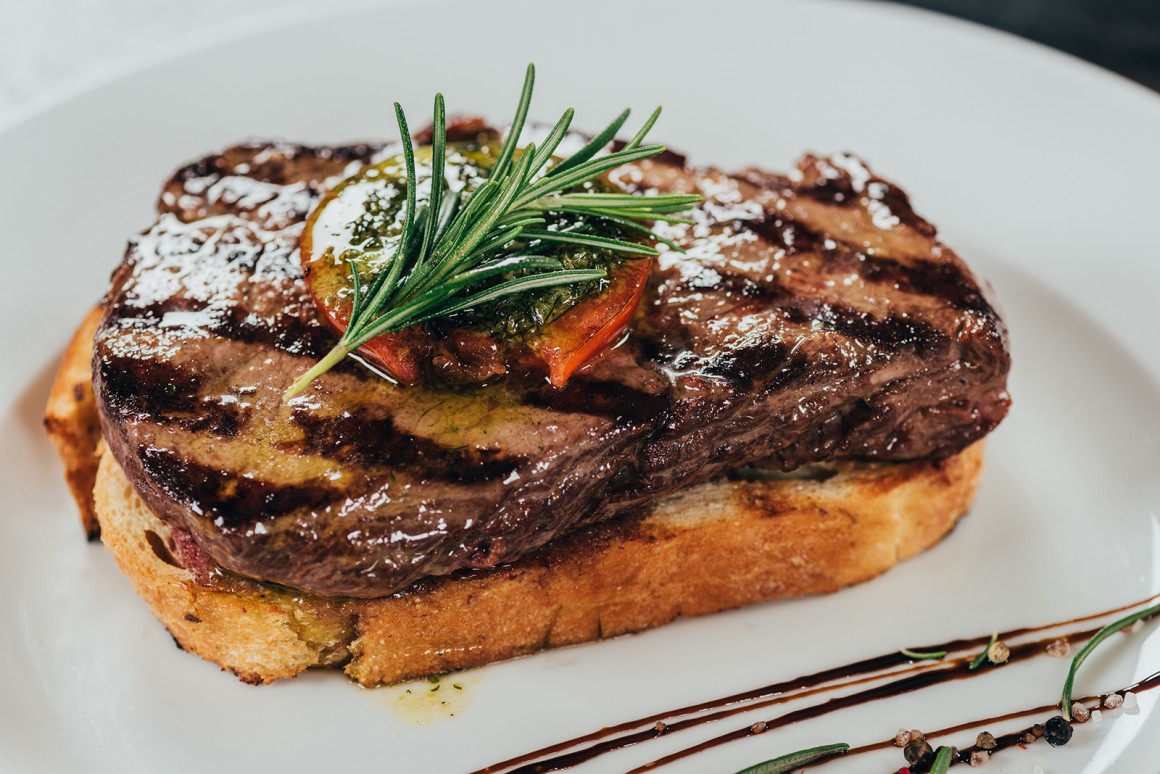 Rindersteak auf Weissbrot