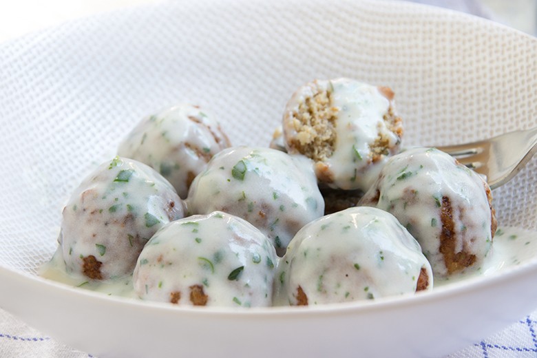 Hackbällchen in Kräuterkäsesauce