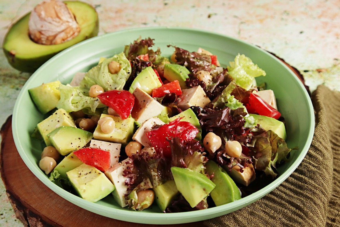 Veganer Salat mit Avocado