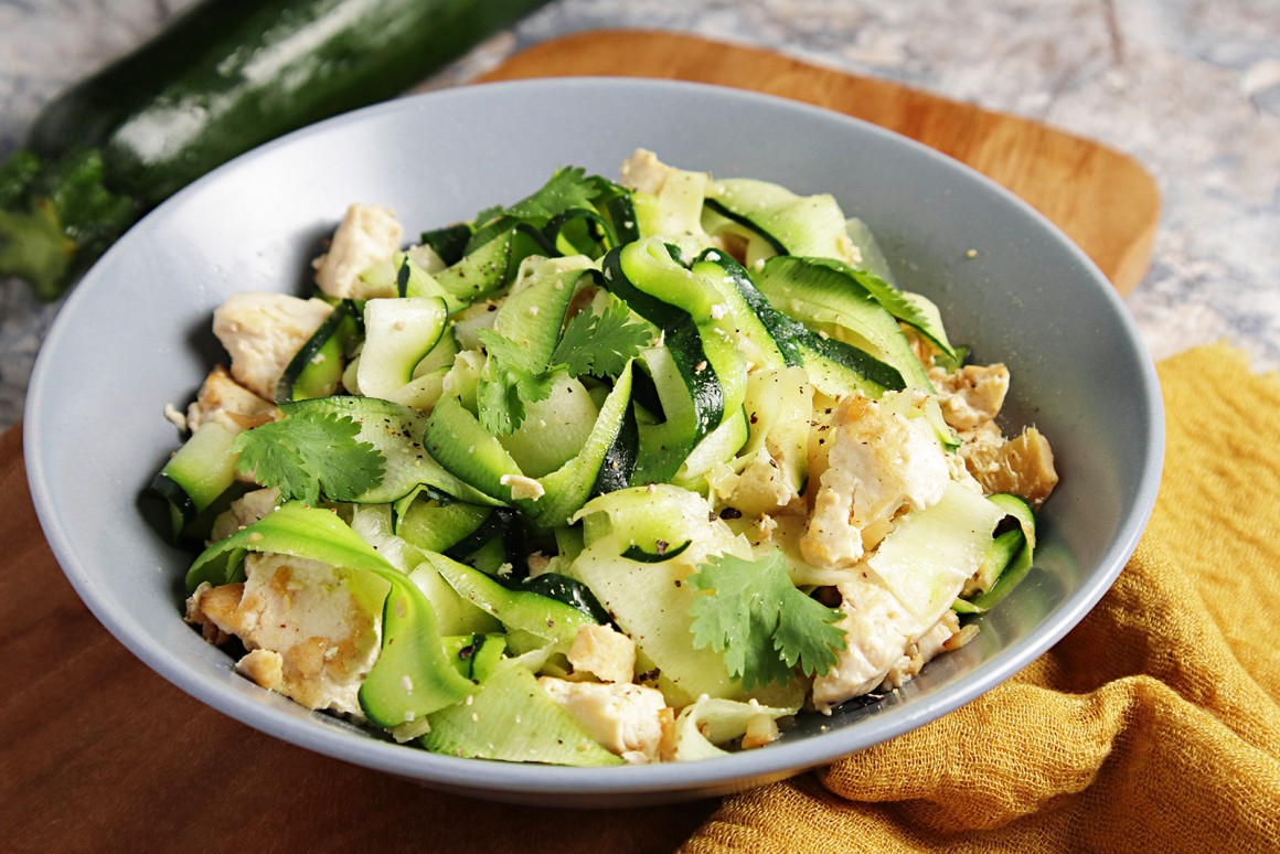 Zucchini Nudeln mit Tofu
