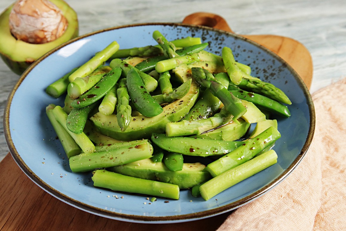 Zuckerschoten mit Spargel und Avocado