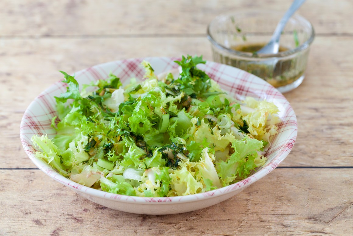 Friséesalat mit Kräuterdressing - Rezept