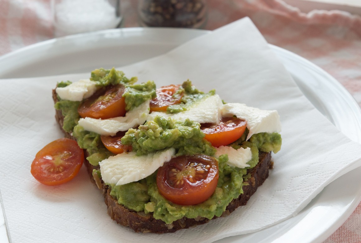 Avocadobrote mit Mozzarella