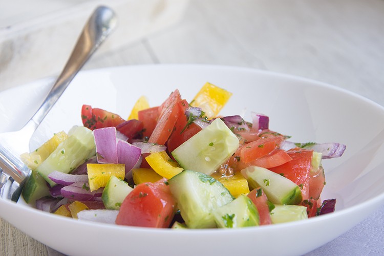 Tomaten-Gurken-Paprika Salat