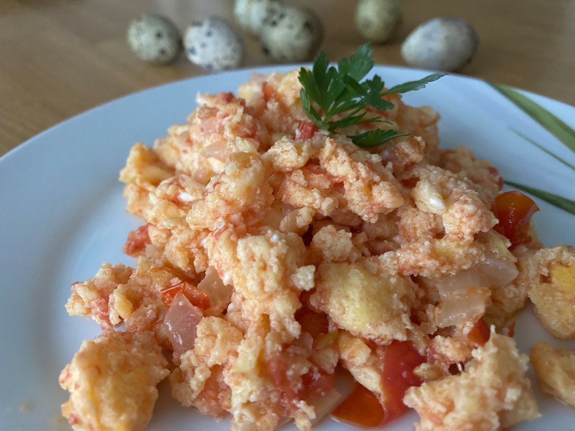 Wachteleier Rührei mit Tomate