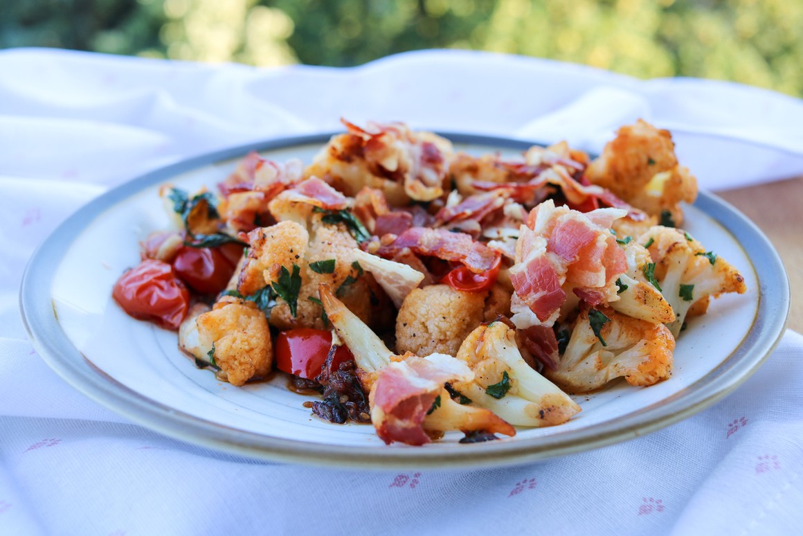 Blumenkohlpfanne mit Speck und Tomaten