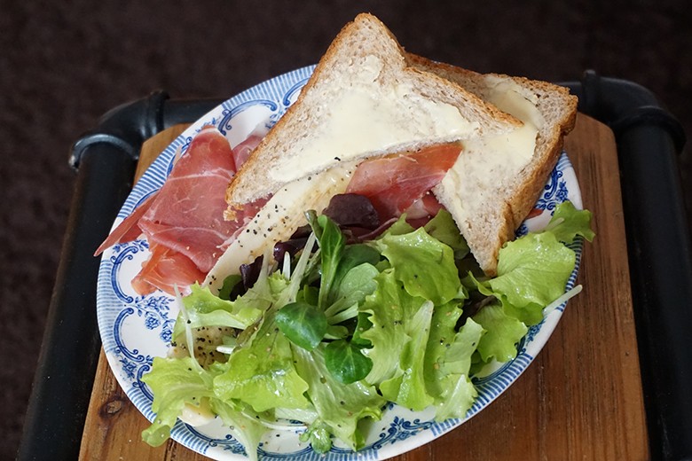 Bündnerfleisch mit Pfefferbananen auf Roggentoast
