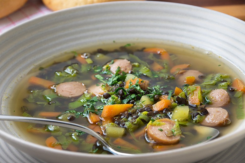 Vegane Linsensuppe mit Tofuwürstchen