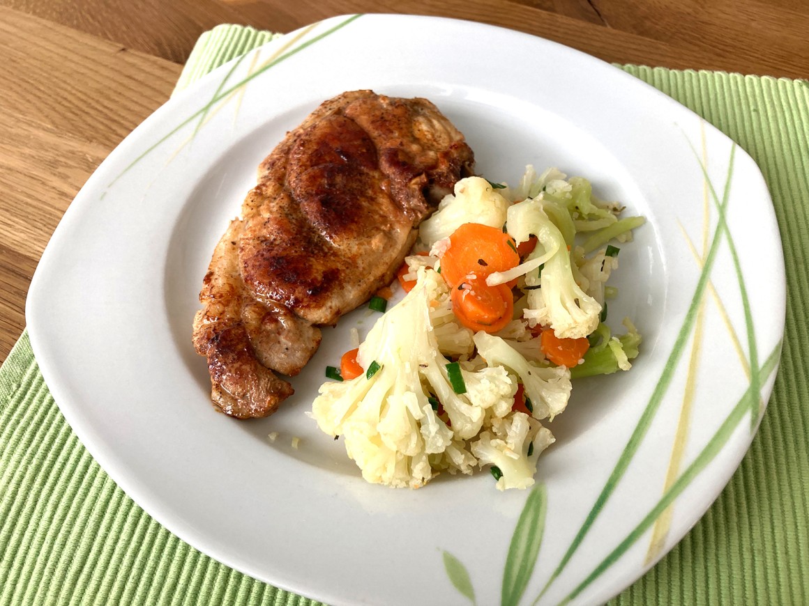Schweinekoteletts mit Blumenkohl-Möhren-Gemüse