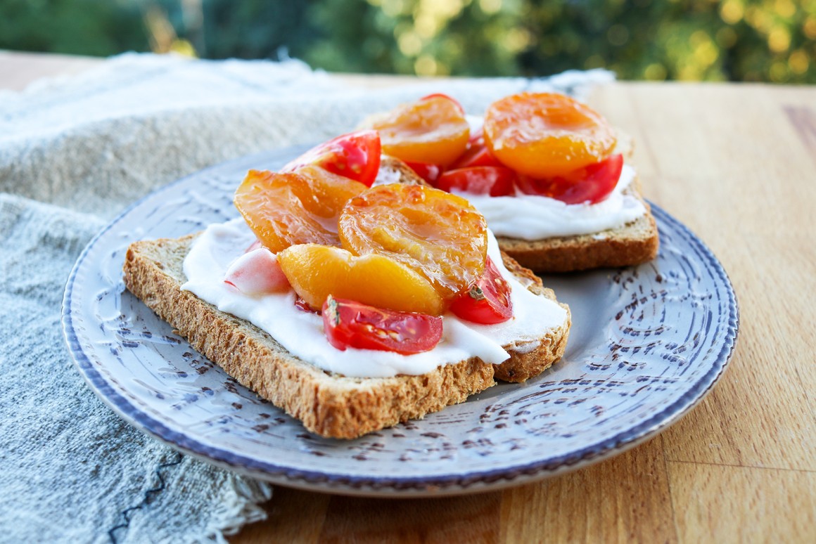 Brot mit Aprikosen-Frischkäse