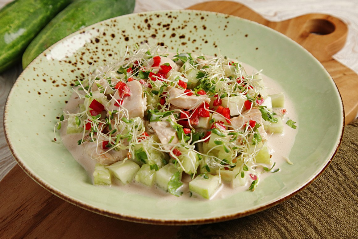 Gurkensalat mit Hähnchen und Kokos