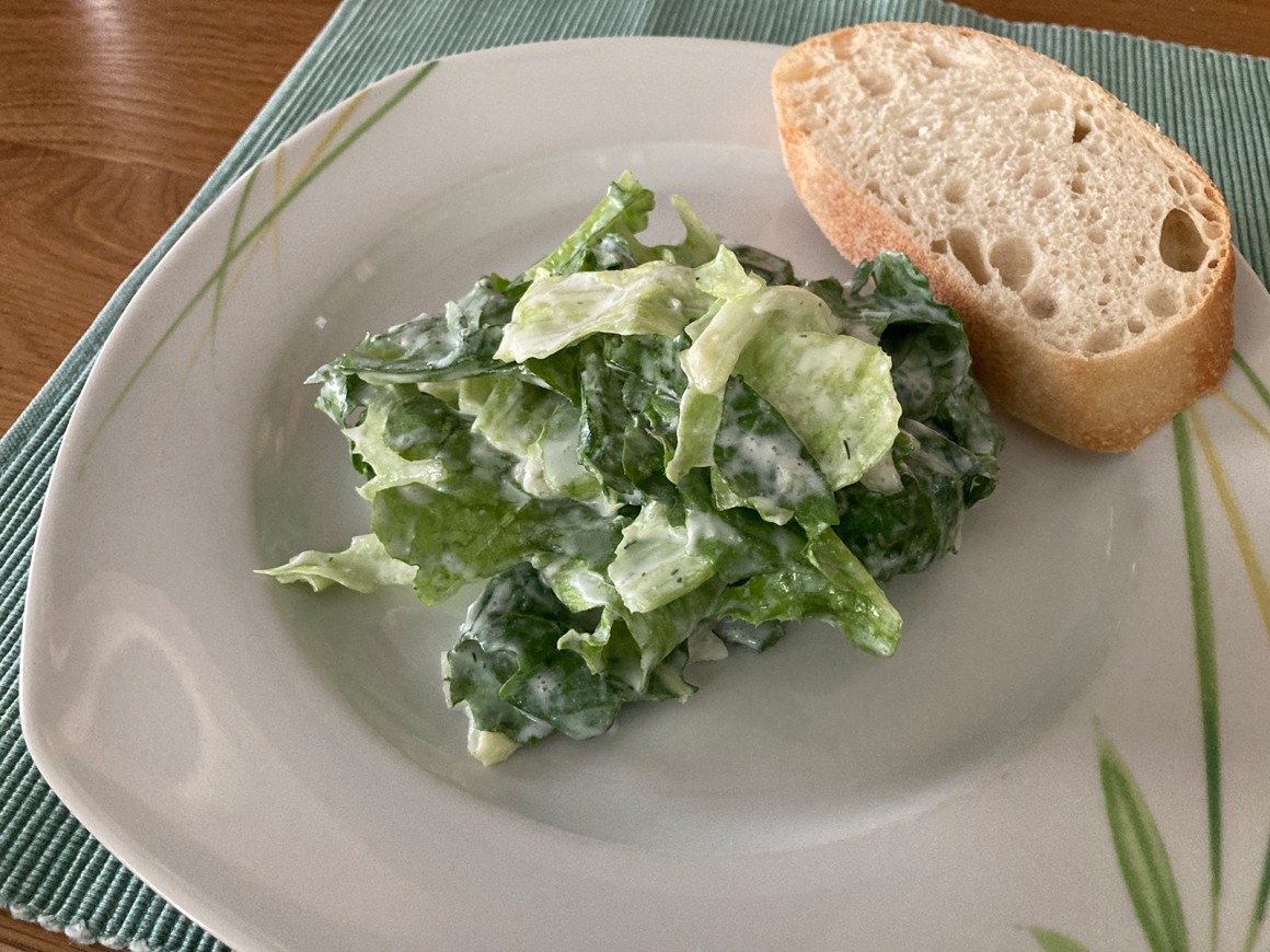 Kopfsalat mit Gurkensauce - Rezept