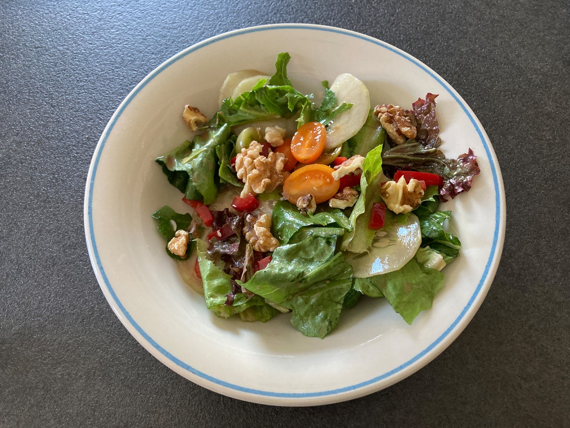 Gemischter Salat mit Walnüssen