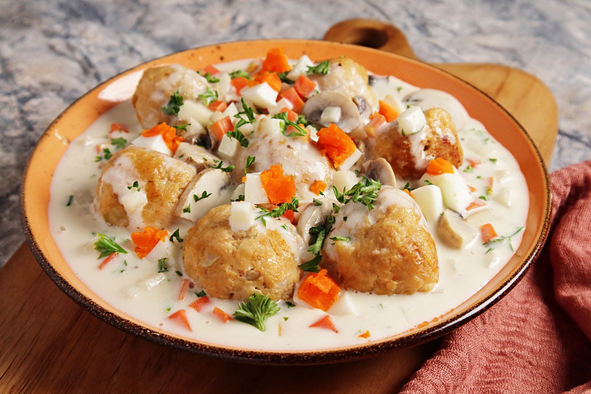 Hackfleischbällchen in Gemüsesauce und Ei