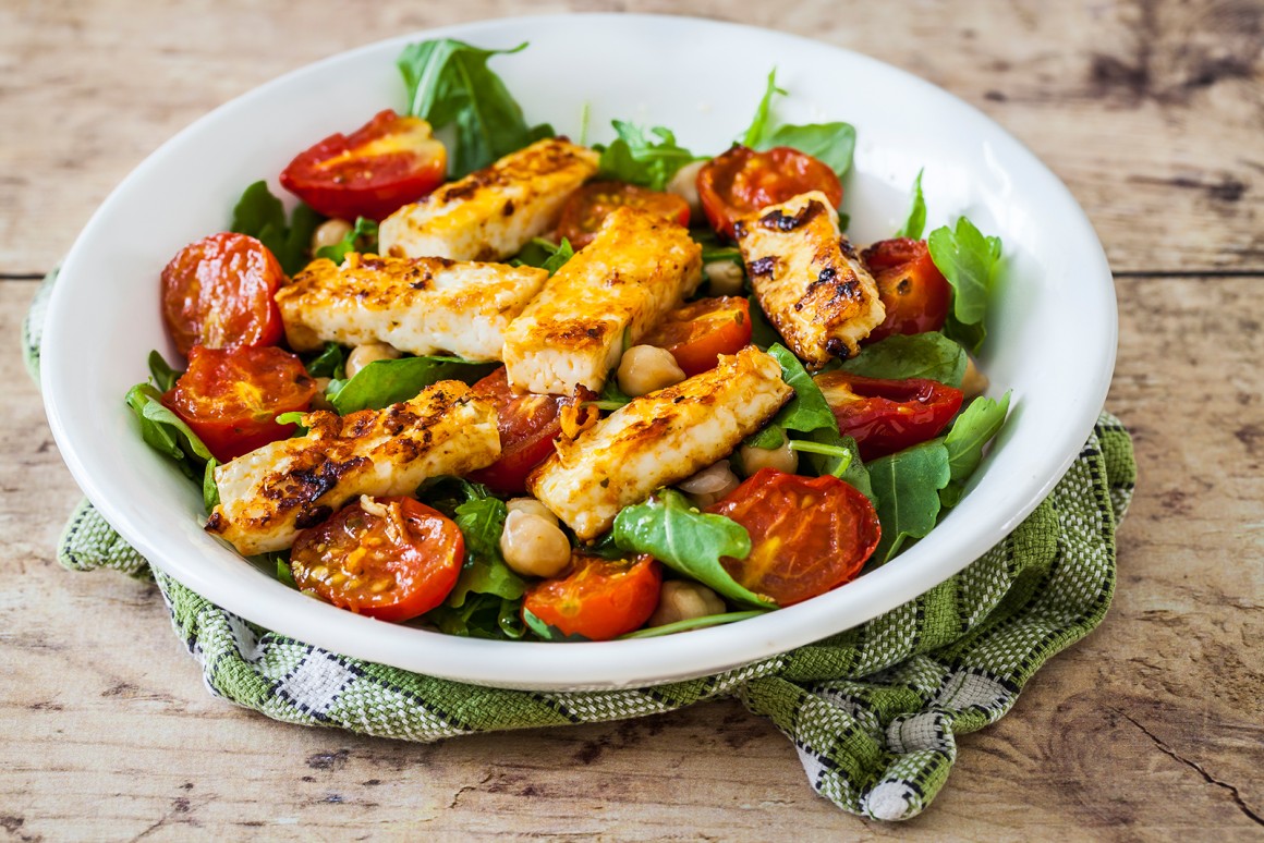 Lauwarmer Tomaten-Halloumi-Salat