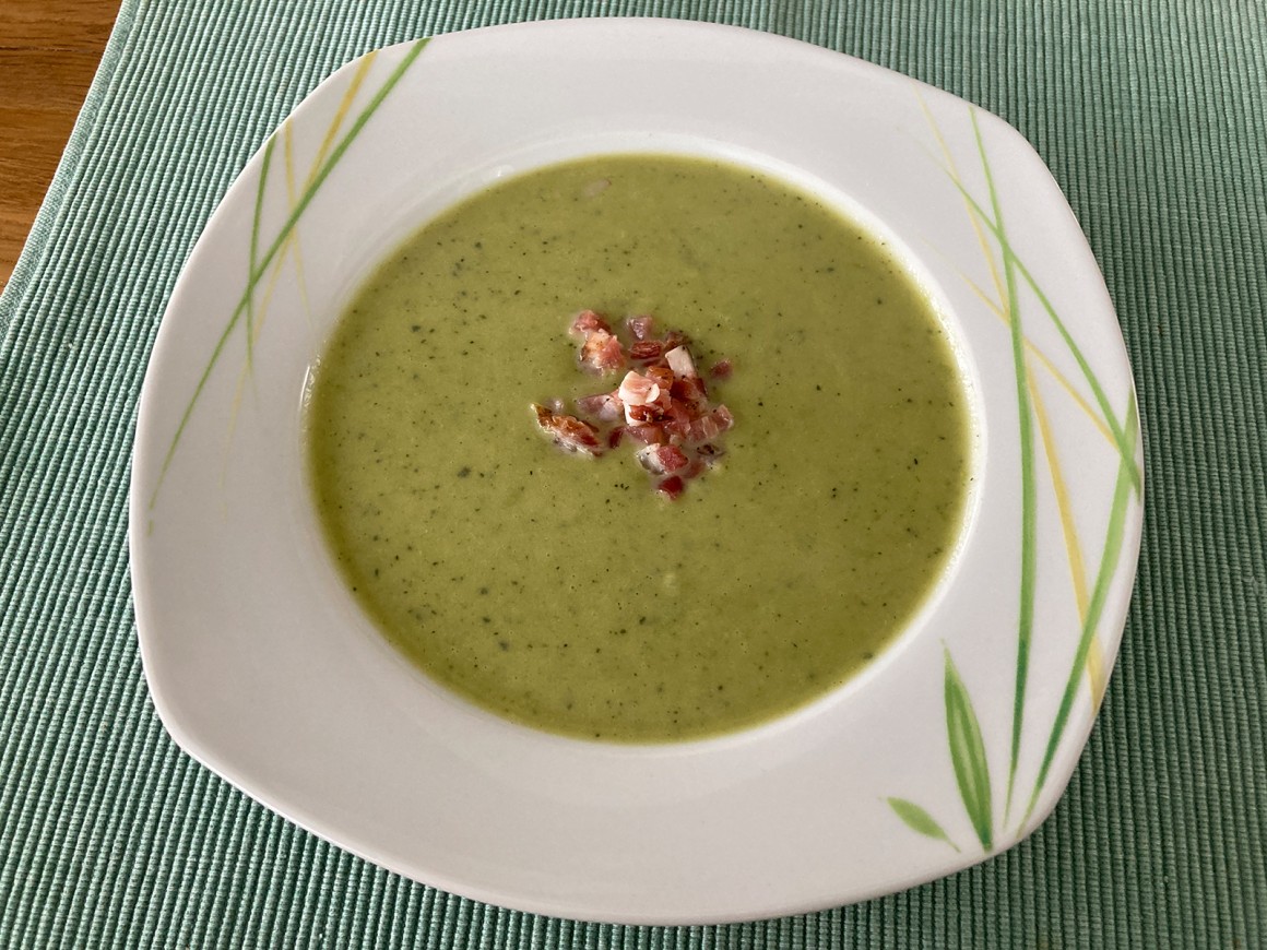 Cremige Erbsensuppe mit Zucchini
