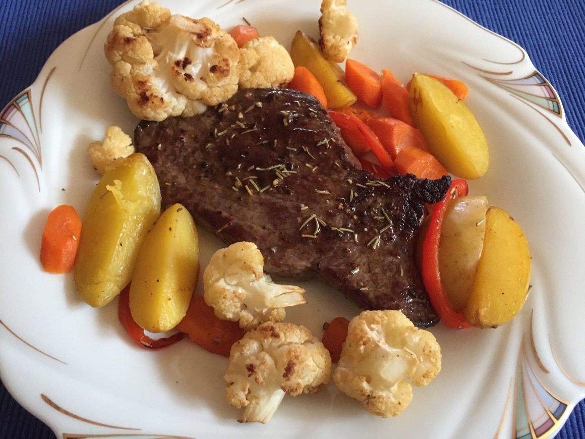 Gegrillte Rinderhüfte mit Ofengemüse