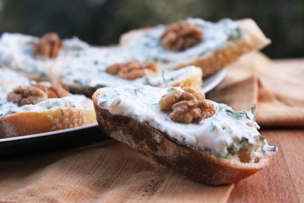 Canapés mit Kräutercreme -Rezept
