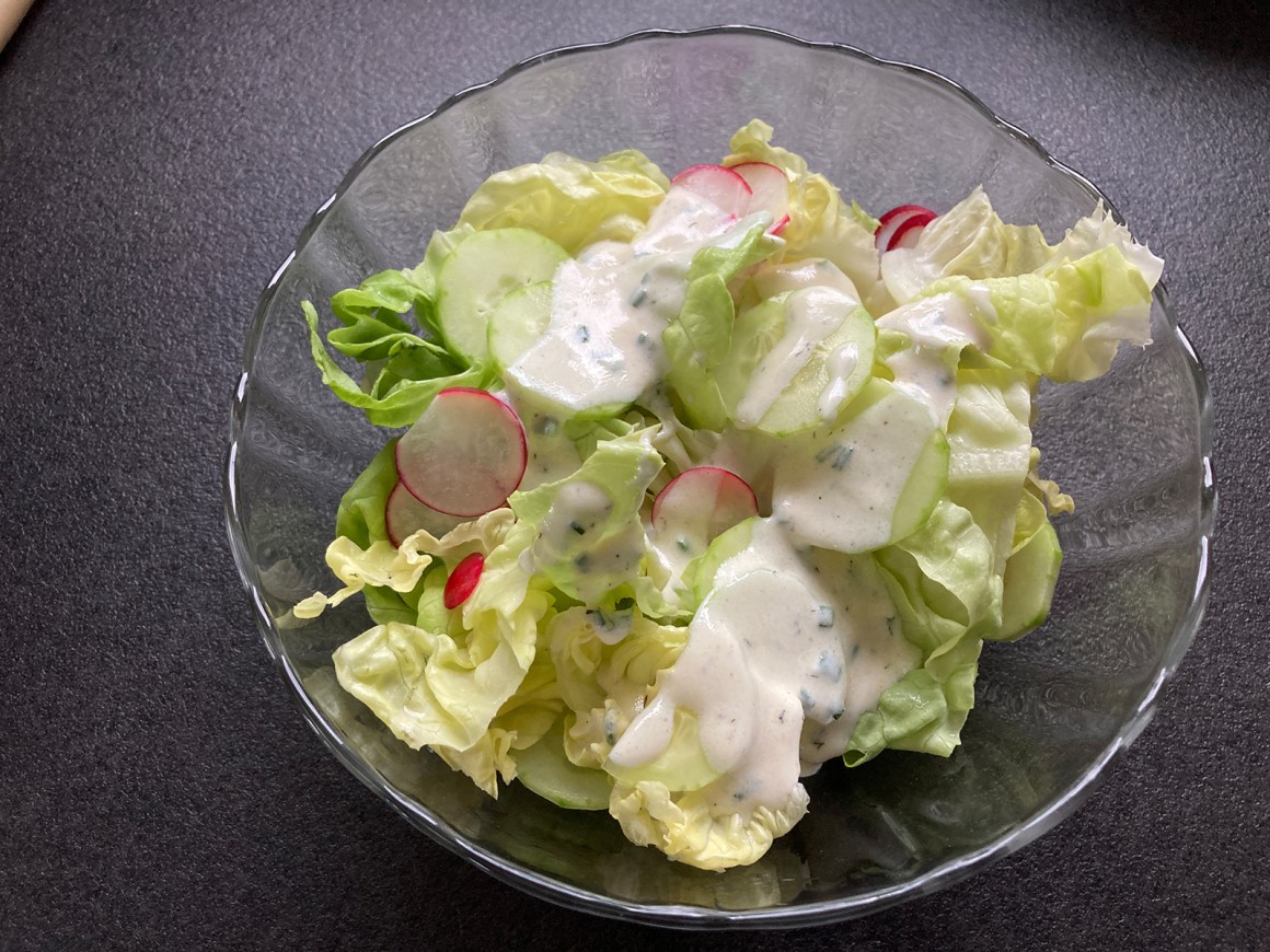 Salatherz mit Joghurtsauce - Rezept
