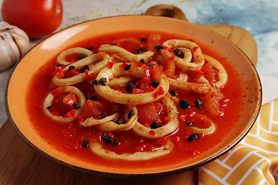 Tintenfischringe an Tomatensauce