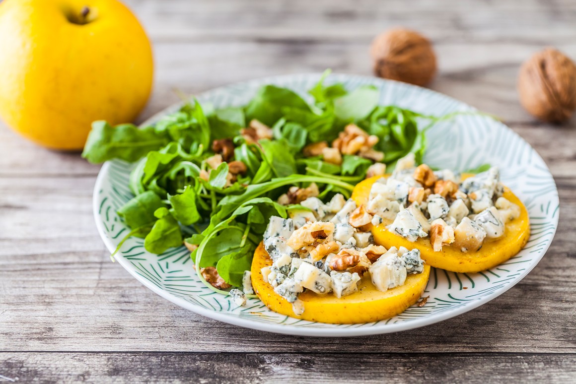 Apfelscheiben mit Blauschimmelkäse