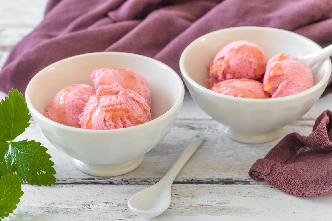 Veganes Joghurteis mit Beeren